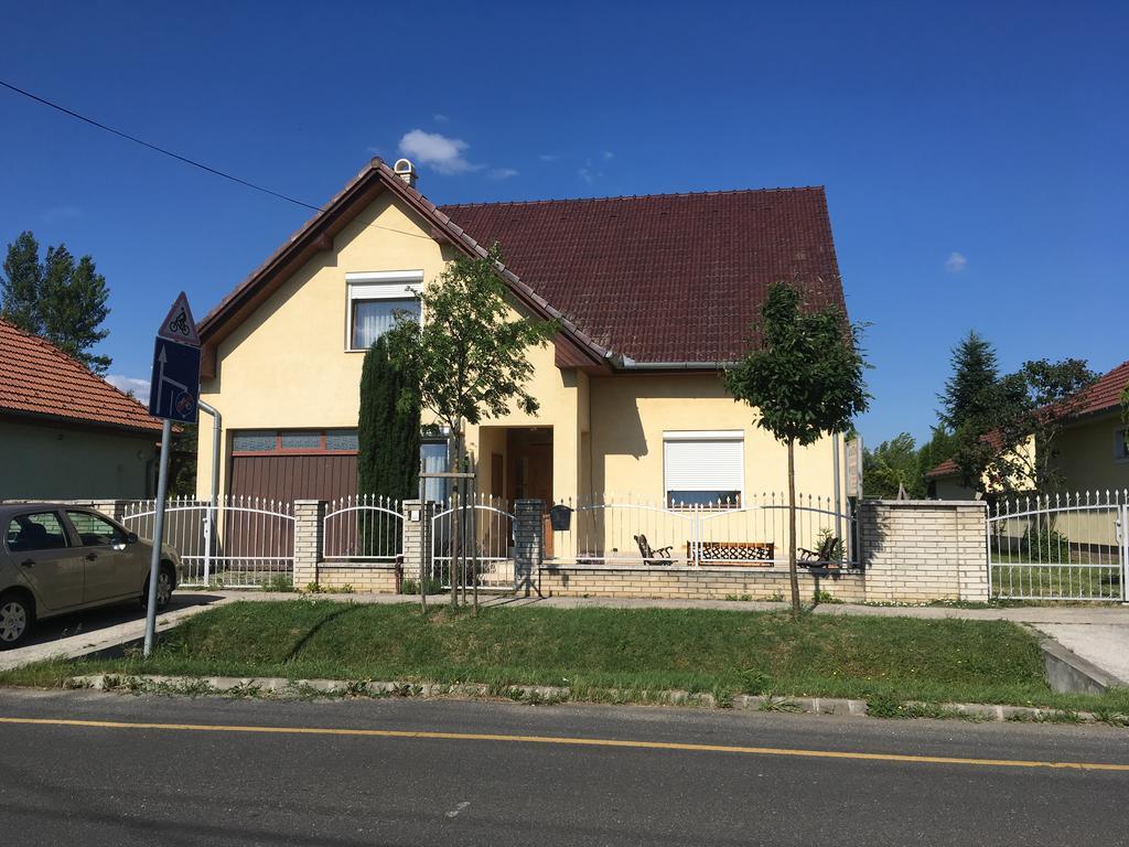 Boezsi Apartman Шарвар Экстерьер фото