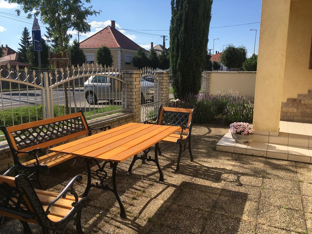Boezsi Apartman Шарвар Экстерьер фото